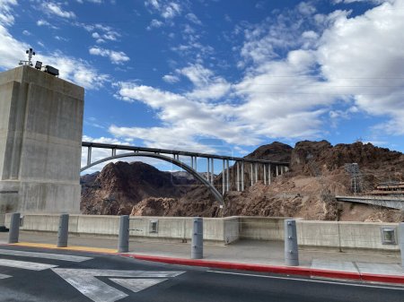 Foto de Foto de Mike O 'Callaghan-Pat Tillman Memorial Bridge, un puente de arco que atraviesa el río Colorado entre Arizona y Nevada, ubicado dentro del Área de Recreación Nacional del Lago Mead en los Estados Unidos. - Imagen libre de derechos