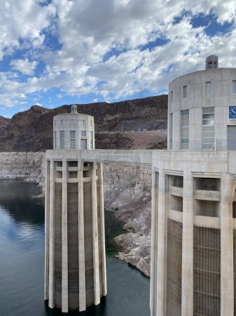 Foto de Foto de la presa Hoover, una presa de arco de hormigón en el Cañón Negro del Río Colorado en Boulder City, Condado de Clark en la frontera entre Nevada y Arizona, Estados Unidos de América. - Imagen libre de derechos