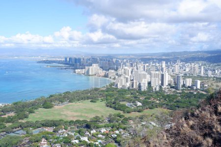 Téléchargez les photos : Photo de vue du district de Waikiki depuis le cratère Diamond Head dans le comté d'Honolulu sur l'île d'Oahu, Hawaï États-Unis. - en image libre de droit