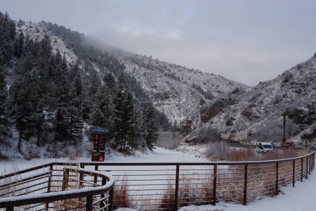 Téléchargez les photos : Photo de Clear Creek Canyon ou Clear Creek Trail and Water Park à Golden, Colorado, États-Unis USA prise en hiver. - en image libre de droit