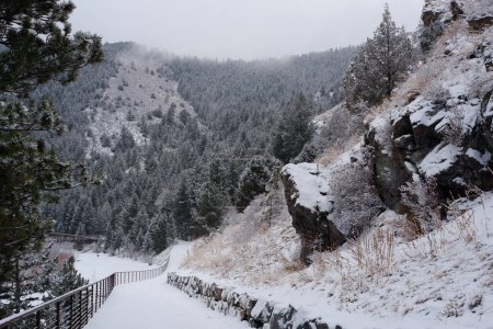 Foto de Foto de Clear Creek Canyon o Clear Creek Trail and Water Park en Golden, Colorado, Estados Unidos USA tomada durante el invierno. - Imagen libre de derechos
