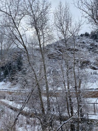 Téléchargez les photos : Photo de Clear Creek Canyon ou Clear Creek Trail and Water Park à Golden, Colorado, États-Unis États-Unis d'Amérique prise en hiver. - en image libre de droit