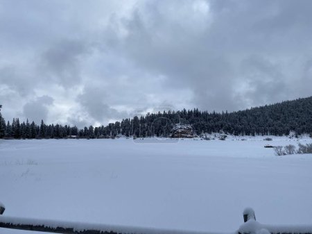 Foto de Foto de Echo Lake con Mount Blue Sky cerca de Idaho Springs en las Montañas Rocosas, Colorado, Estados Unidos durante el invierno. - Imagen libre de derechos
