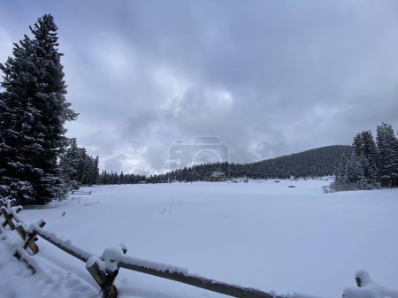 Téléchargez les photos : Photo du lac Echo avec le mont Blue Sky près de Idaho Springs dans les montagnes Rocheuses, Colorado, États-Unis Etats-Unis pendant l'hiver. - en image libre de droit