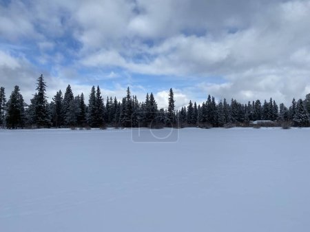 Foto de Foto de Echo Lake con Mount Blue Sky cerca de Idaho Springs en las Montañas Rocosas, Colorado, Estados Unidos durante el invierno. - Imagen libre de derechos