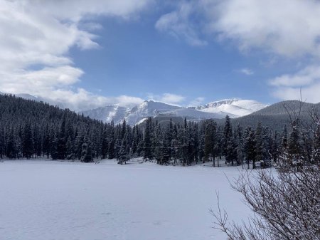 Foto de Foto de Mount Blue Sky en Rocky Mountain National Park en el norte de Colorado, Estados Unidos durante el invierno. - Imagen libre de derechos