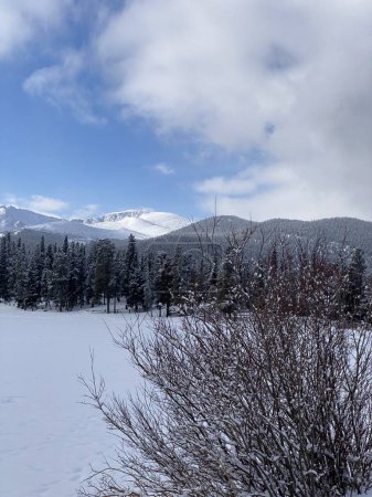 Téléchargez les photos : Photo de Mount Blue Sky dans le parc national des Rocheuses dans le nord du Colorado, États-Unis Etats-Unis pendant l'hiver. - en image libre de droit