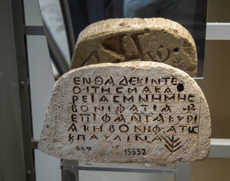 Téléchargez les photos : Écriture ancienne sur la pierre, langue grecque, Musée de Syracuse - en image libre de droit