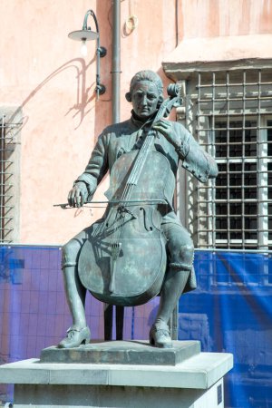 Téléchargez les photos : Luigi Boccherini jouant de la statue d'alto à Lucques, Italie, vue verticale - en image libre de droit
