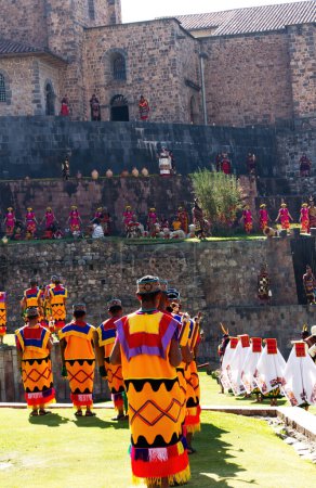Téléchargez les photos : Hommes Et Femmes En Costume Traditionnel Coloré Inti Raymi Festival Cusco Pérou Amérique Du Sud - en image libre de droit