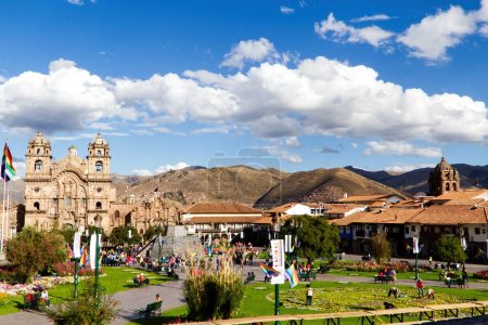 Téléchargez les photos : Plaza de Armas Cusco Pérou Avec Les Églises Les gens Les carreaux de toit rouge Ciel bleu et nuages blancs Amérique du Sud - en image libre de droit