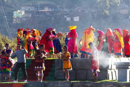 Téléchargez les photos : Festival Inti Raymi Cusco Pérou Amérique du Sud Hommes Et Femmes Sur Scène En Costume Traditionnel Coloré - en image libre de droit