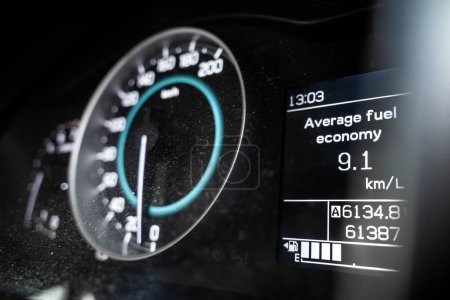 Durchschnittlicher Kraftstoffverbrauch eines Autos auf dem Armaturenbrett