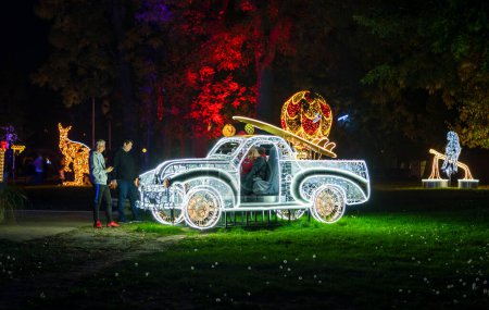 Téléchargez les photos : Hongrie Budapest 4 novembre 2022 : Lumina Park lightshow. Représentation des cinq continents en coloré présenté pour tous les âges. - en image libre de droit