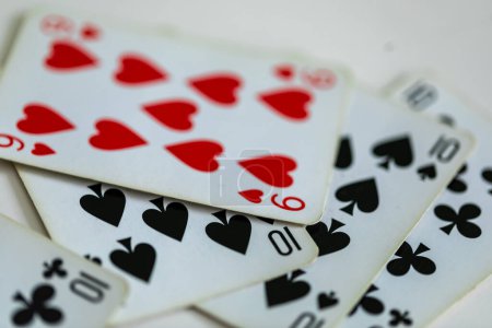 Téléchargez les photos : Jeu de dizaines de cartes à jouer réparties sur la table. - en image libre de droit