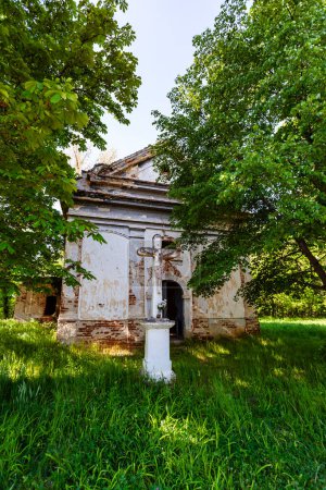 Una antigua iglesia en ruinas del siglo XVII en un bosque.