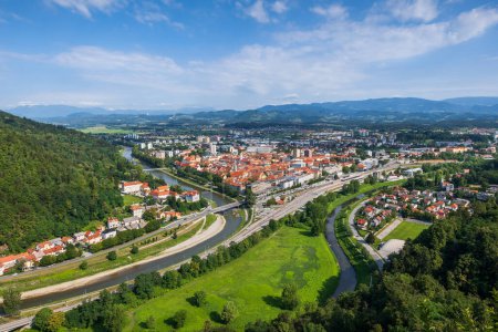 Stadt Celje Luftaufnahme Landschaft mit Savinja Fluss in Slowenien.