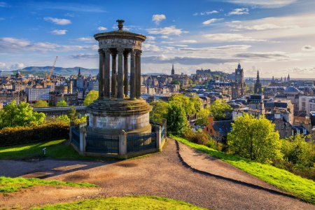 Stadt Edinburgh bei Sonnenuntergang in Schottland, Großbritannien. Blick vom Calton Hill mit Dugald Stewart Monument, sonniger Frühlingsnachmittag.