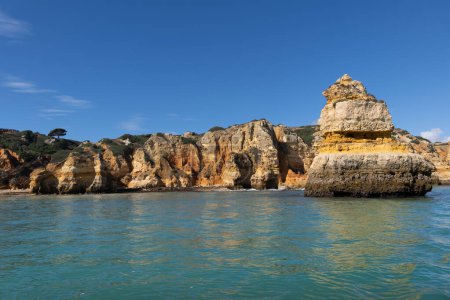Die malerische Küste der Algarve vom Atlantik aus gesehen in Lagos, Portugal.