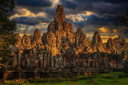 Bayon-Tempel bei Sonnenuntergang im Angkor-Thom-Komplex, Hauptstadt des Khmer-Reiches, Provinz Siem Reap, Kambodscha. Buddhistischer Tempel Mahayana aus dem 12. Jahrhundert.