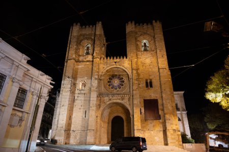 Lissabons Kathedrale Santa Maria Maggiore nachts in Portugal erleuchtet.