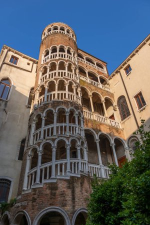 Palazzo Contarini del Bovolo in Venedig, Italien. Kleiner Palast mit gewölbter Wendeltreppe aus dem 15. Jahrhundert im Stadtteil San Marco.