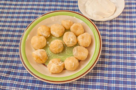 Téléchargez les photos : Portion de boulettes paresseuses (boulettes de fromage cottage) pour le petit déjeuner. - en image libre de droit