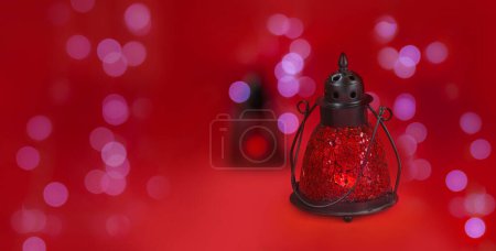 Téléchargez les photos : Lanterne rouge sur fond rouge avec bokeh. Arrière-plan pour une bannière ou une publicité pour la fête orientale de Devali, Nouvel An, "Festival des lumières" - en image libre de droit