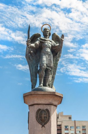 Téléchargez les photos : Kiev, Ukraine - 19 mai 2014 : Monument à l'Archange Michel, saint patron de Kiev, installé en 2000 sur l'avenue Obolonsky, Kiev, Ukraine - en image libre de droit