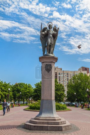 Téléchargez les photos : Kiev, Ukraine - 19 mai 2014 : Monument à l'Archange Michel, saint patron de Kiev, installé en 2000 sur l'avenue Obolonsky, Kiev, Ukraine - en image libre de droit