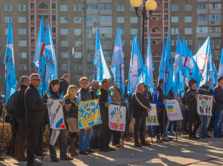 Téléchargez les photos : Ukraine, Kiev-14 mars 2014 : Rassemblement près de l'administration du district de Desnyansk contre l'introduction de troupes russes en Crimée et dans la région de Donetsk en Ukraine, Kiev - en image libre de droit