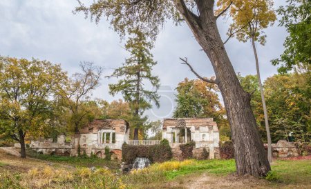 Foto de UCRANIA, BELAYA TSERKOV - 4 de octubre de 2016: Un antiguo edificio llamado "Ruinas" en el Parque de Alejandría en Belaya Tserkov, Ucrania - Imagen libre de derechos