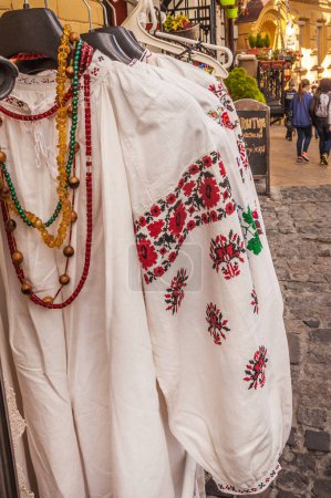 Téléchargez les photos : Vente d'un vieux vêtements folkloriques nationaux ukrainiens
. - en image libre de droit