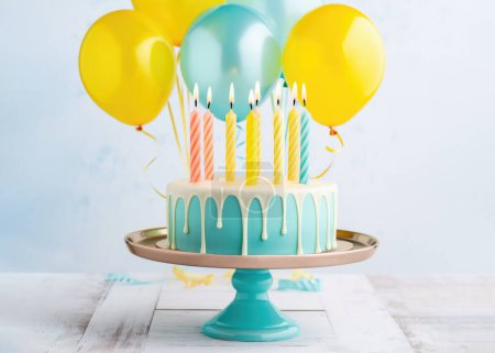 Foto de Tarta de cumpleaños con glaseado de goteo blanco, muchas velas de cumpleaños y un montón de globos de fiesta - Imagen libre de derechos
