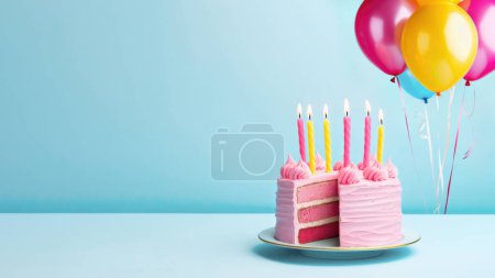 Foto de Pastel de cumpleaños rosa con velas de cumpleaños y globos de fiesta rosas y amarillas sobre un fondo azul - Imagen libre de derechos