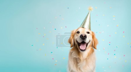 Foto de Feliz perro golden retriever usando un sombrero de fiesta celebrando en una fiesta de cumpleaños con confeti cayendo - Imagen libre de derechos