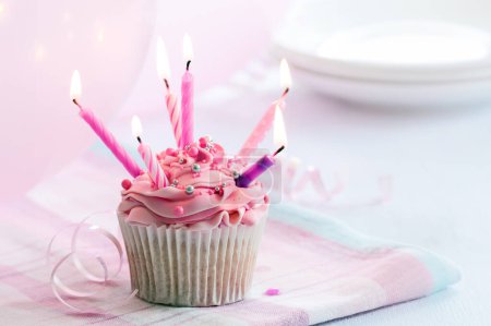 Foto de Cupcake decorado con seis velas rosadas listo para una fiesta de cumpleaños - Imagen libre de derechos