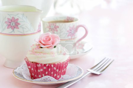 Foto de Pastel de rosas en un plato de porcelana vintage para el té de la tarde - Imagen libre de derechos