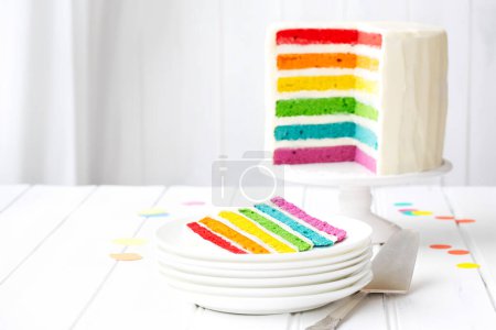 Téléchargez les photos : Gâteau de couche arc-en-ciel aux couleurs vives pour une fête d'anniversaire - en image libre de droit