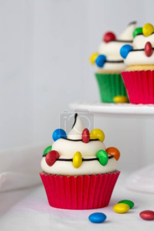 Téléchargez les photos : Cupcake décoré avec des lumières de Noël bonbons - en image libre de droit