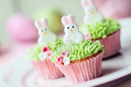 Foto de Mini cupcakes decorados con conejitos de Pascua - Imagen libre de derechos
