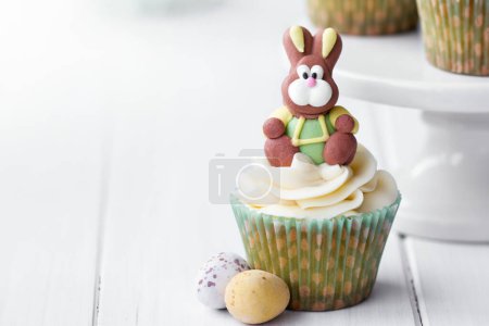 Téléchargez les photos : Cupcake décoré avec un lapin de Pâques - en image libre de droit