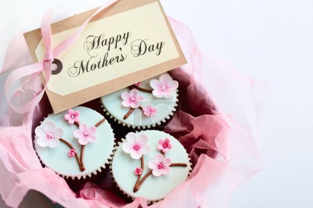 Téléchargez les photos : Coffret cadeau de cupcakes de la fête des mères - en image libre de droit