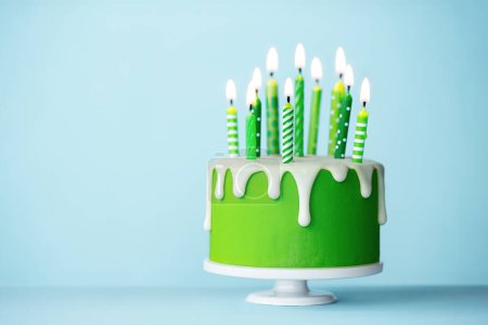 Téléchargez les photos : Gâteau d'anniversaire de célébration avec dix bougies d'anniversaire vertes - en image libre de droit