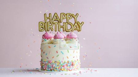 Téléchargez les photos : Gâteau d'anniversaire rose avec bannière de joyeux anniversaire en or et saupoudres colorées - en image libre de droit