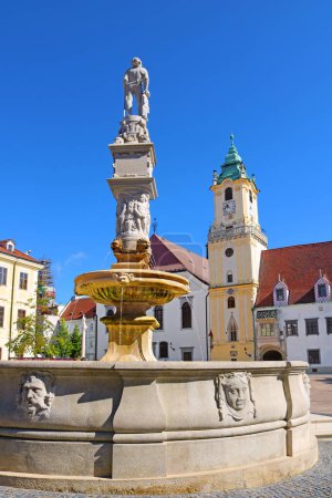 Foto de Roland Fountain at Main Square (Hlavne namestie) in Bratislava Old Town. Fountain construction was ordered in 1572 to provide public water supply - Imagen libre de derechos
