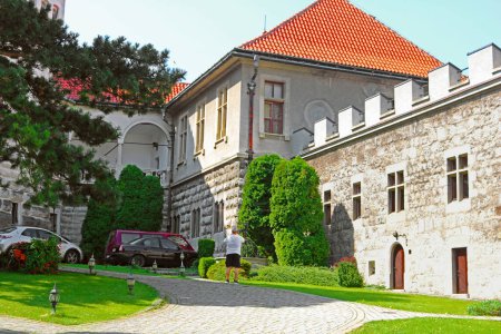 Foto de Smolenice, Eslovaquia - 31 de agosto de 2019: Patio del castillo de Smolenice. Fue construido en el siglo XV en Little Carpathians - Imagen libre de derechos