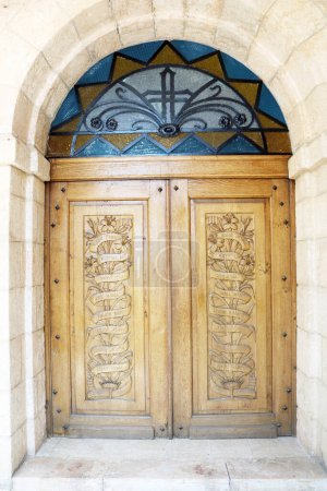 Téléchargez les photos : Door of Latrun Trappist Monastery also known as the Monastery of Silent Monks, located between Jerusalem to Tel Aviv near Israeli city of Modiin, Israel - en image libre de droit