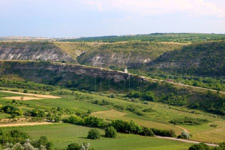 Téléchargez les photos : Vue sur la vallée entre les collines du parc archéologique de la Vieille Orhei, commune de Trebujeni, Moldavie - en image libre de droit