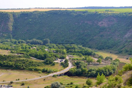 Foto de Vista del valle entre las colinas en el parque arqueológico Old Orhei, comuna de Trebujeni, Moldavia - Imagen libre de derechos
